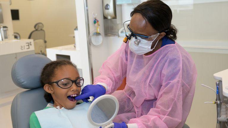 Dugoni学生正在检查病人的牙齿