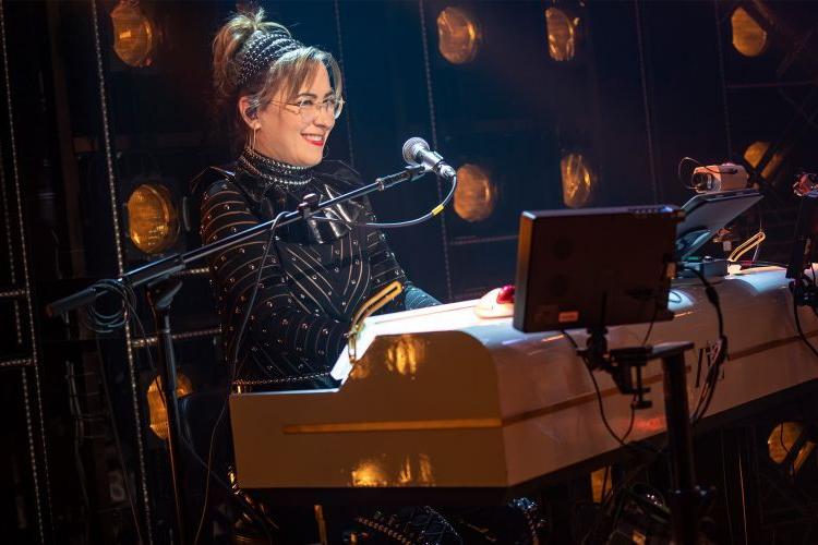 凯蒂·科尔曼在音乐表演中坐在键盘前